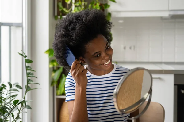 Schöne Afroamerikanerin Kümmert Sich Spiegel Mit Plastikkamm Die Haarpracht Und — Stockfoto