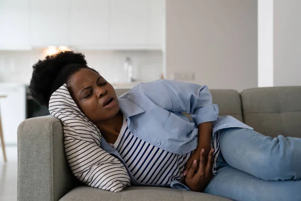 Femme Afro Américaine Malade Éprouvant Des Problèmes Santé Souffrant Crampes — Photo