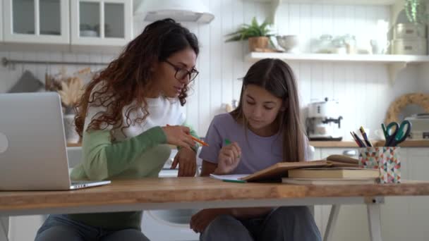 여자는 소녀에게 수업을 숙제를 준비하는 어려운 문제를 푸는데 어려움 있다고 — 비디오