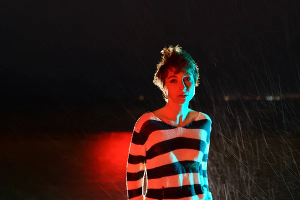 Привлекательная Белая Женщина Стоит Вечерней Дождливой Улице Свете Автомобильных Фар — стоковое фото