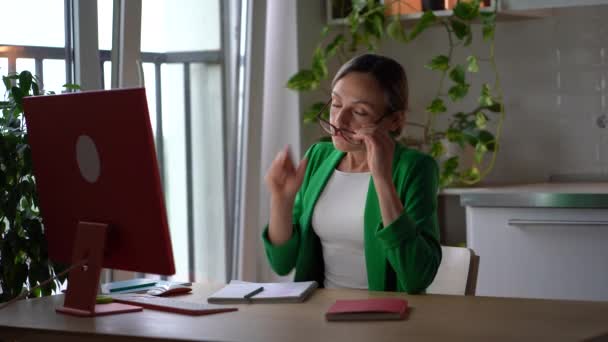 Üzleti Európai Női Vállalkozó Befejezi Papírmunkát Rövid Szünetet Tart Antistress — Stock videók