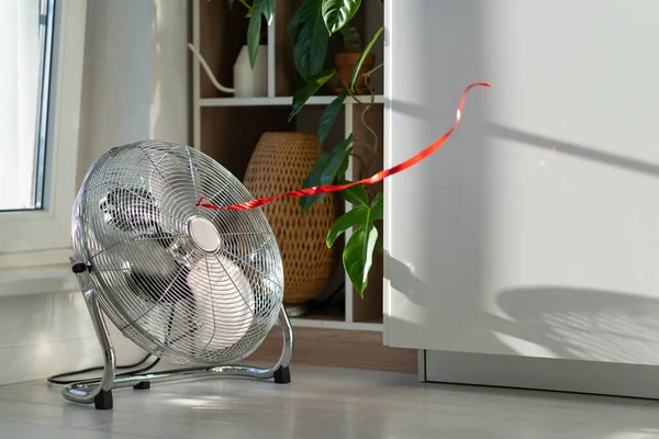 Ventilador Eléctrico Trabajo Con Cinta Rizar Roja Diseñado Para Enfriar —  Fotos de Stock