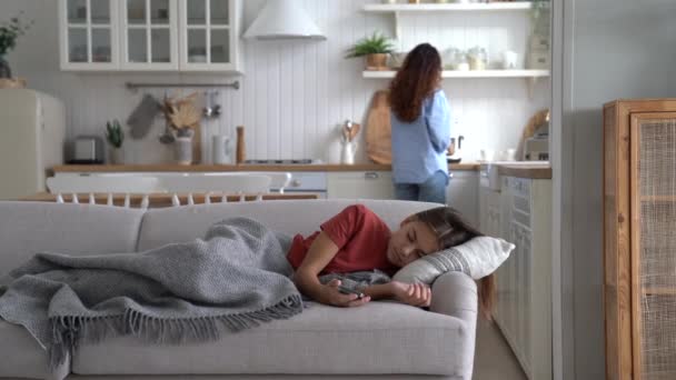 Joven Mujer Caucásica Feliz Cubre Dormir Hija Con Manta Besos — Vídeo de stock