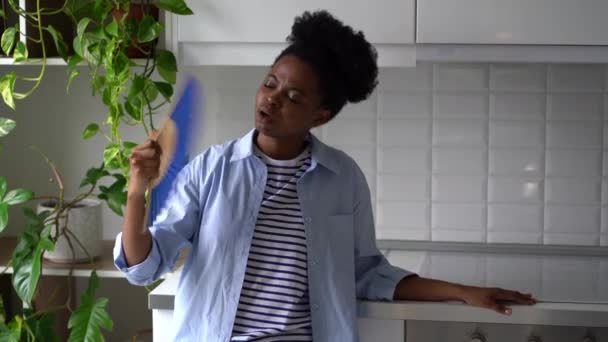 Femme Afro Américaine Surchauffée Essayant Refroidir Avec Ventilateur Main Souffrant — Video