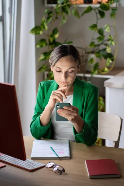 Allvarligt Orolig Kvinna Sitter Arbetsplatsen Skrivbord Använda Mobiltelefon Läsa Meddelande — Stockfoto