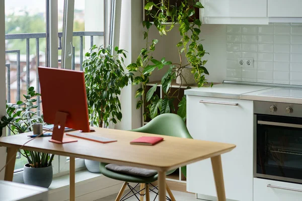 Acogedor Lugar Trabajo Para Freelancer Con Elegante Monitor Rojo Mesa —  Fotos de Stock