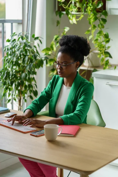 Emporté Femme Affaires Afro Américaine Tapant Sur Clavier Pour Préparer — Photo