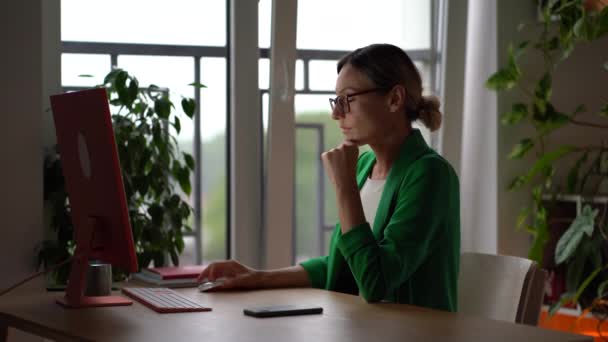 Сосредоточенная Европейская Деловая Женщина Секретарь Работающая Персональным Компьютером Домашнем Офисе — стоковое видео