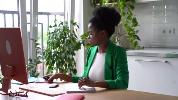Úspěšná Afroameričanka Stylových Obchodních Šatech Píše Dekret Pro Zaměstnance Firmy — Stock video