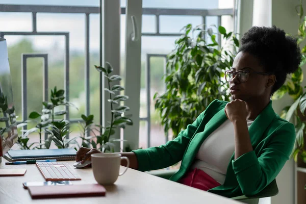 Mujer Negocios Afroamericana Autosuficiente Sienta Escritorio Con Taza Café Computadora — Foto de Stock