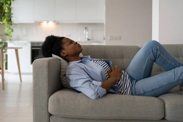 Mujer Afroamericana Enferma Sosteniendo Estómago Sintiendo Dolor Angustia Después Envenenamiento — Foto de Stock