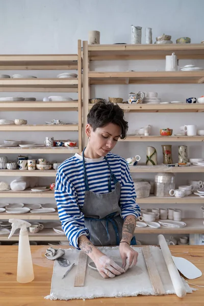 Jeune Propriétaire Atelier Poterie Femme Aime Travailler Avec Argile Brute — Photo