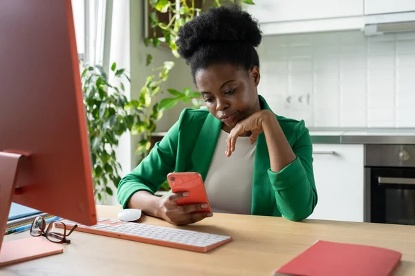 Focused African American Woman Holding Phone Reading Business Press Mobile — Stock Photo, Image