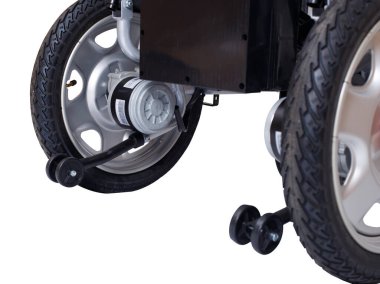 Anti-Tap küçük tekerleği korumak için güvenlik aracı olarak geri çekiliyoruz. Yaşlı hasta için motorlu elektrikli sandalye. Yaşlı kadın hastanenin dışına çıkıyor. Kesme yolu beyaz arkaplan izole edildi