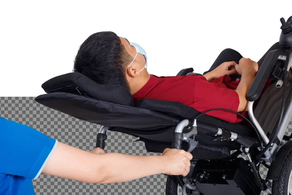 나이든 환자를 모터가 휠체어 핸들바 노인을 돌보는 밖으로 나가도록 브레이크 — 스톡 사진