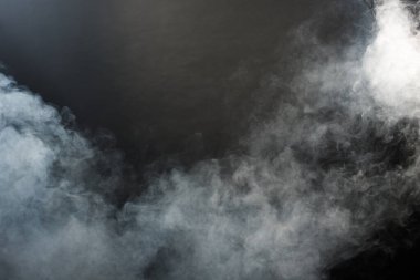 Siyah Arkaplanda Yoğun Tüy Tüten Duman ve Sis, Soyut Duman Bulutları, Odakta Bulanık Hareket. Kuru buz sineğinden duman üfleme ve havada kanat çırpma dokuyu etkiler.