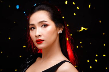 20 'li yaşlarda, Asyalı güzel bir kadının yarı vücut portresi siyah saçlı etek. Sevimli Seksi Kız gülümsemesini ifade eder. Aşk birçok pozda siyah başlangıç noktasında hissedilir.