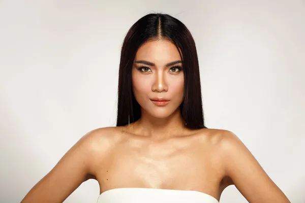 아시아 여성의 체형으로 피부에 그을린 머리를 경쟁적 미소를 표현하는 고립된 — 스톡 사진