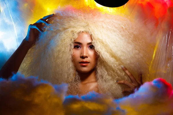 Hälften Kropp Porträtt Talet Asiatiska Kaukasiska Vackra Kvinna Blond Afro — Stockfoto