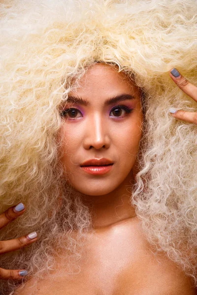 Pół Portret Ciała 20S Azji Kaukaskiej Pięknej Kobiety Afro Włosy — Zdjęcie stockowe