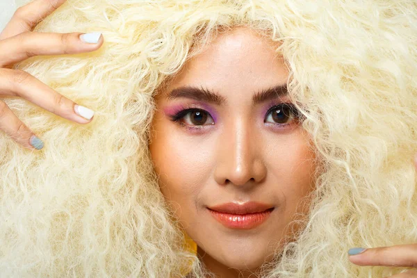 Половина Тіла Портрет Азіатських Красунь Кавказької Жінки Блондинки Африканського Волосся — стокове фото