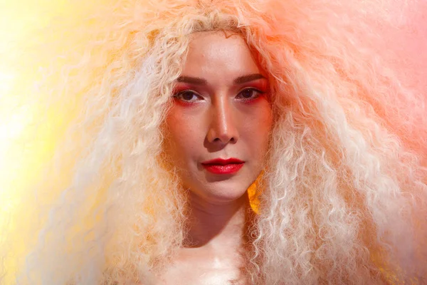 Половина Тіла Портрет Азіатських Красунь Кавказької Жінки Блондинки Африканського Волосся — стокове фото
