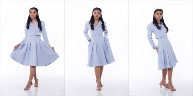 20 'li yaşlarda, Asyalı bir kadının tam boy fotoğrafı. Siyah saç, iş pastel mavi etek, etek, elbise ve ayakkabı giyiyor. Kadın duruşu ve kendine güveni ifade eden mutlu gülümseme beyaz arka planda izole edilmiş.