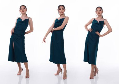 Kolaj Grubu 20 'li yaşlardaki Asyalı kadınların tam boy fotoğrafı yeşil yatak elbisesi ve ayakkabıları giyiyor. Kadın duruşu ve kendine güveni ifade eden mutlu gülümseme beyaz arka planda izole edilmiş.