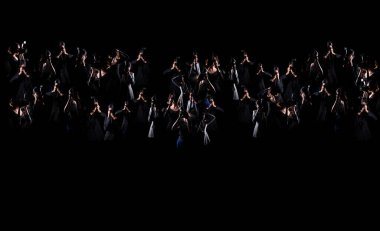 Beş fotoğrafçı kamerayı ön tarafa çekmek ve normal siyah ceket giymek için harici ışık noktasıyla tutuyor. Stüdyo ışıklandırması arka planda izole edilmiş düşük pozlama, gazeteci fotoğraf ünlüsü aldı