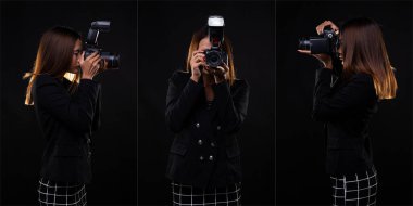 Kadın fotoğrafçı, konu çekmek, siyah takım elbise ceketi giymek ve siyah arkaplanı çevirmek için kamera görüntülerini tutuyor. Gazeteci fotoğraf ünlüleri ve kolaj grubu konseptini alıyor.