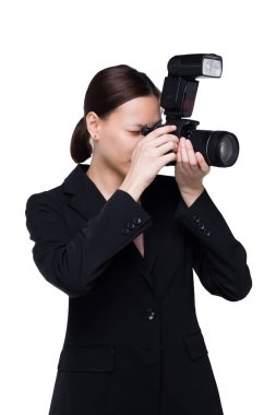 Asyalı Kadın Fotoğrafçı, objeyi çekmek ve normal ceket giymek için kamerayı dış ışık noktasıyla tutuyor. Stüdyo aydınlatma beyaz arka plan izole fotokopi alanı, muhabir fotoğraf ünlüsü aldı