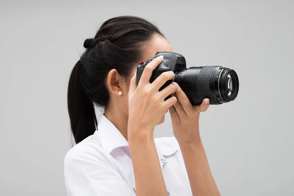 Üniversite Öğrencisi Fotoğrafçısı Kamerayı Konuyu Çekmek Için Tutar Normal Bir — Stok fotoğraf