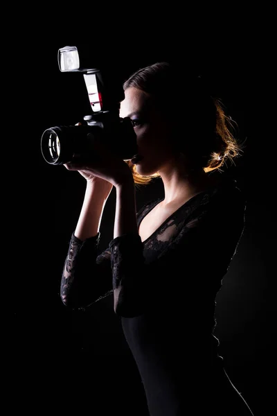 Aziatische Vrouw Fotograaf Houden Camera Met Externe Flash Point Onderwerp — Stockfoto