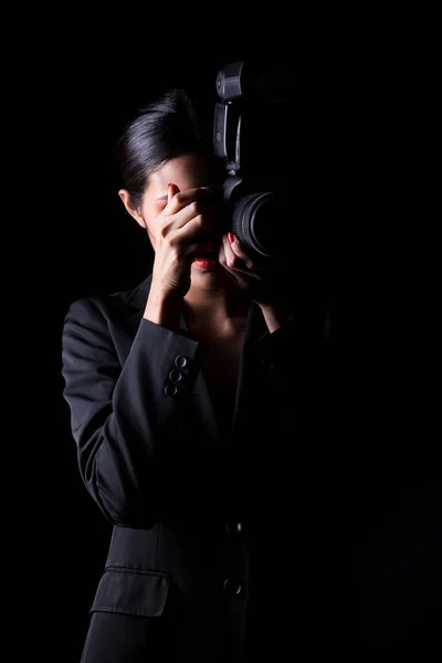 Asian Woman Photographer Hold Camera External Flash Point Shoot Subject — Stock Photo, Image