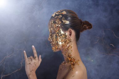 Altın Yaprak Lisesi moda stili Asyalı Kadın Yüzü esrarengiz görünümü, Altın Maskeli Kaplıca Terapisi yaşlanmayı önleyen yeni süreç, stüdyo siyah duman arka planı, fotokopi alanı, yakın gözler yukarı