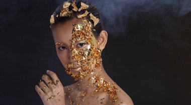 Altın Yaprak Lisesi moda stili Asyalı Kadın Yüzü esrarengiz görünümü, Altın Maskeli Kaplıca Terapisi yaşlanmayı önleyen yeni süreç, stüdyo siyah duman arka planı, kopyalama alanı