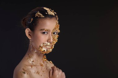 Altın Yaprak Lisesi moda stili Asyalı Kadın Yüzü esrarengiz görünümü, Altın Maskeli Kaplıca Terapisi yaşlanmayı önleyen yeni süreç, stüdyo siyah duman arka planı, kopyalama alanı