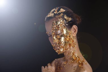 Altın Yaprak Lisesi moda stili Asyalı Kadın Yüzü esrarengiz görünümü, Altın Maskeli Kaplıca Terapisi yaşlanmayı önleyen yeni süreç, stüdyo siyah duman arka planı, kopyalama alanı