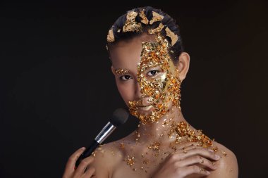 Altın Yaprak Lisesi moda stili Asyalı Kadın Yüzü esrarengiz görünümü, Altın Maskeli Kaplıca Terapisi yaşlanmayı önleyen yeni süreç, stüdyo siyah duman arka planı, fotokopi alanı, kafa fırçası