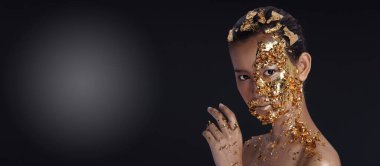 Altın Yaprak Lisesi moda stili Asyalı Kadın Yüzü esrarengiz görünümü, Altın Maskeli Kaplıca Terapisi yaşlanmayı önleyen yeni süreç, stüdyo siyah duman arka planı, kopyalama alanı