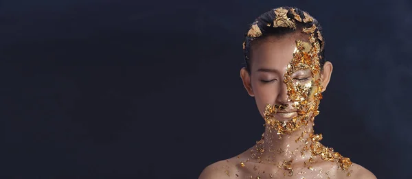 Стиль Моди Gold Leaf High Fashion Asian Woman Face Темний — стокове фото