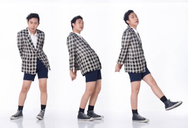 20 'li yaşlarda, Asyalı, bronz tenli, siyah tişörtlü, pantolonlu, spor ayakkabılı, izole bir adam. Yakışıklı erkek, beyaz arka plan stüdyosuna bakıp mutlu mesut gülümsüyor.