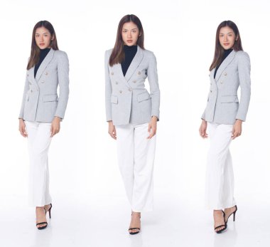 Kolaj Grubu 20 'li yaşlardaki Asyalı kadın kahverengi takım elbise ve yüksek topuklu ayakkabılar. Kadın mutlu bir şekilde poz verir. Beyaz arka planda kendine güvenen bir gülümseme.