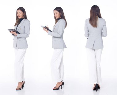 Kolaj Grubu 20 'li yaşlardaki Asyalı kadın kahverengi takım elbise ve yüksek topuklu ayakkabılar. Kadın dijital tablet denetimini bekletiyor iş sosyal medyası beyaz arkaplan izole