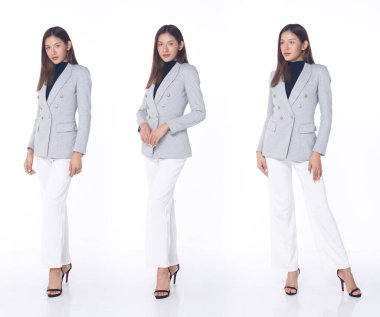 Kolaj Grubu 20 'li yaşlardaki Asyalı kadın kahverengi takım elbise ve yüksek topuklu ayakkabılar. Kadın mutlu bir şekilde poz verir. Beyaz arka planda kendine güvenen bir gülümseme.