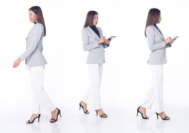 Kolaj Grubu 20 'li yaşlardaki Asyalı kadın kahverengi takım elbise ve yüksek topuklu ayakkabılar. Kadın yürüyüşü dijital tablet denetimi taşır iş sosyal medyası beyaz arkaplan üzerinde izole