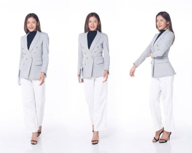 Kolaj Grubu 20 'li yaşlardaki Asyalı kadın kahverengi takım elbise ve yüksek topuklu ayakkabılar. Kadın yürüyüşü dijital tablet denetimi taşır iş sosyal medyası beyaz arkaplan üzerinde izole