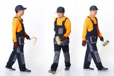 Kıdemli Asyalı adam boyacı olarak turuncu üniformalı şapka ve eldiven giyer, boyalı durur. Tam boy kısa erkek fırça tutuşu boya silindiri. Birçok görüntü, beyaz arka plan izole edilmiş.