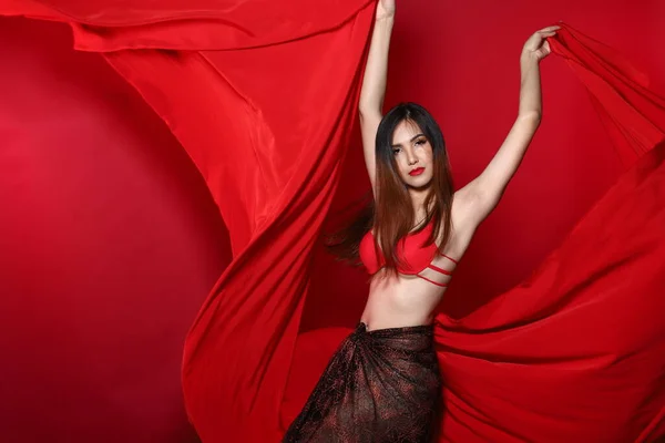 Портрет Young Slim Transgender Asian Woman Носить Червоний Бікіні Бюстгальтер — стокове фото