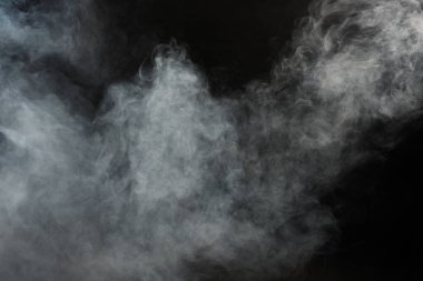 Siyah Arkaplanda Yoğun Tüy Tüten Duman ve Sis, Soyut Duman Bulutları, Odakta Bulanık Hareket. Kuru buz sineğinden duman üfleme ve havada kanat çırpma dokuyu etkiler.